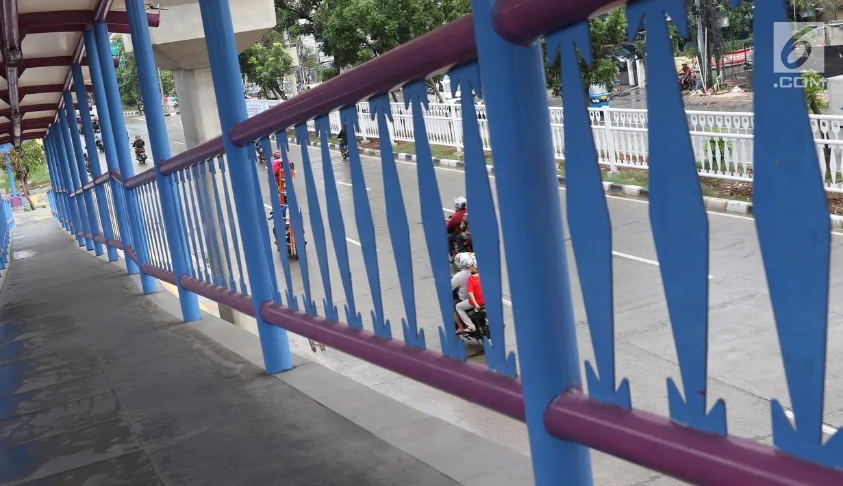 Kondisi lajur di JPO Jelambar Barat di Jalan Pangeran Tubagus Angke, Jakarta, Sabtu (22/12). JPO Jelambar Barat juga didesain mempermudah pejalan kaki maupun penyandang disabilitas yang ingin menyeberang. (Liputan6.com/Helmi Fithriansyah)