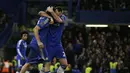 Pemain Chelsea,  Diego Costa (kiri) bersama rekannya John Terry merayakan gol ke gawang Manchester United pada lanjutan Liga Premier Inggris di Stadion Stamford Bridge, London, Senin (8/2/2016) dini hari WIB. (AFP/Adrian Dennis)