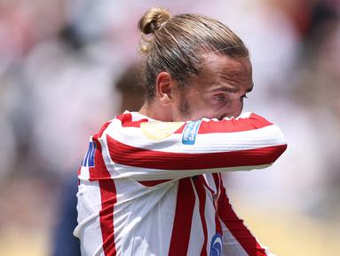 Ekspresi kecewa pemain Atletico Madrid, Antoine Griezmann setelah timnya gagal lolos ke babak 16 besar Piala Dunia Antarklub 2025 meski menang atas Botafogo dalam laga yang berlangsung di Rose Bowl stadium, Los Angeles, Amerika Serikat, Selasa (24/06/2025). (AFP/Stu Forster)