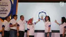 Direktur Consumer Bank BRI, Handayani (kedua kanan) dan jajaran direksi menekan tombol pada peluncuran BRI Poin di Jakarta, Sabtu, (11/11). (Liputan6.com/Fery Pradolo)