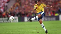 Tendangan geledek Roberto Carlos saat Brasil vs Prancis di Turnoi de France 1997 (guardian)