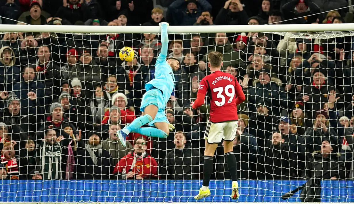 Pada laga yang berlangsung sengit ini, Manchester United sempat mendominasi permainan di awal laga. Bahkan, mereka berhasil unggul cepat saat pertandingan baru memasuki menit ke-3. (AP Photo/Dave Thompson)