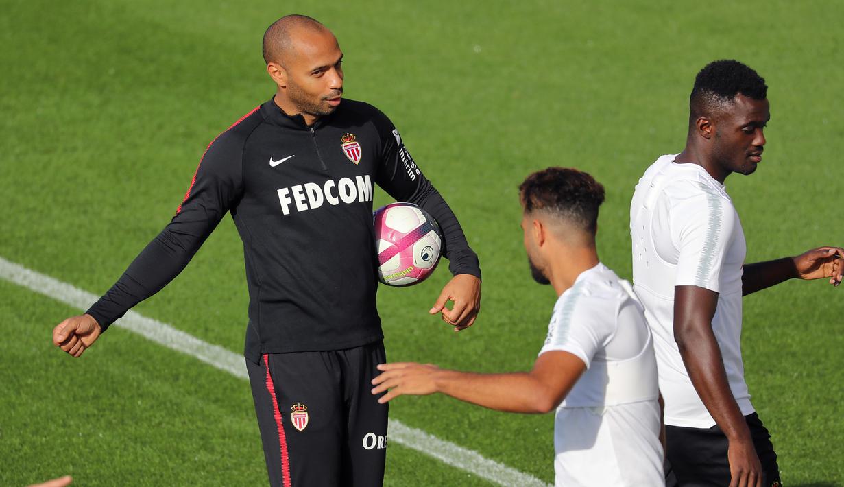 Pelatih baru AS Monaco, Thierry Henry, saat memimpin sesi latihan di La Turbie, Monaco, Jumat (19/10/2018). Thierry Henry menggantikan posisi Leonardo Jardim yang baru saja dipecat pada awal musim ini. (AFP/Valery Hache)