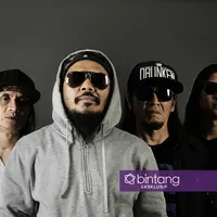 Berbagai macam tema telah diangkat oleh grup musik rock Jamrud dalam dunia musik Tanah Air. Kini, grup yang telah 21 tahun itu akan kembali merilis album baru. Tema nostalgia diangkat dalam album barunya ini. (Bambang E. Ros/Bintang.com)