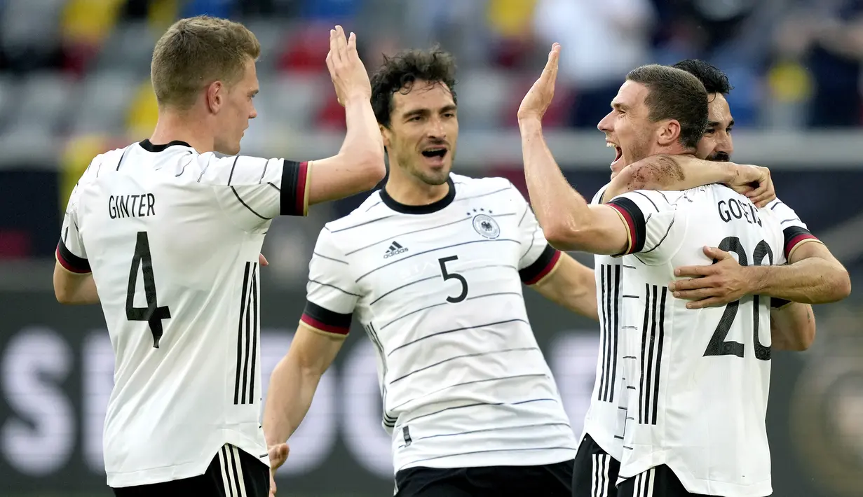 Para pemain Jerman merayakan gol pertama ke gawang Latvia yang dicetak bek Robin Gosens (kanan) dalam laga uji coba menjelang Euro 2020 (Euro 2021) di Merkur Spiel Arena, Duesseldorf, Senin (7/6/2021). Jerman menang 7-1 atas Latvia. (AP/Martin Meissner)
