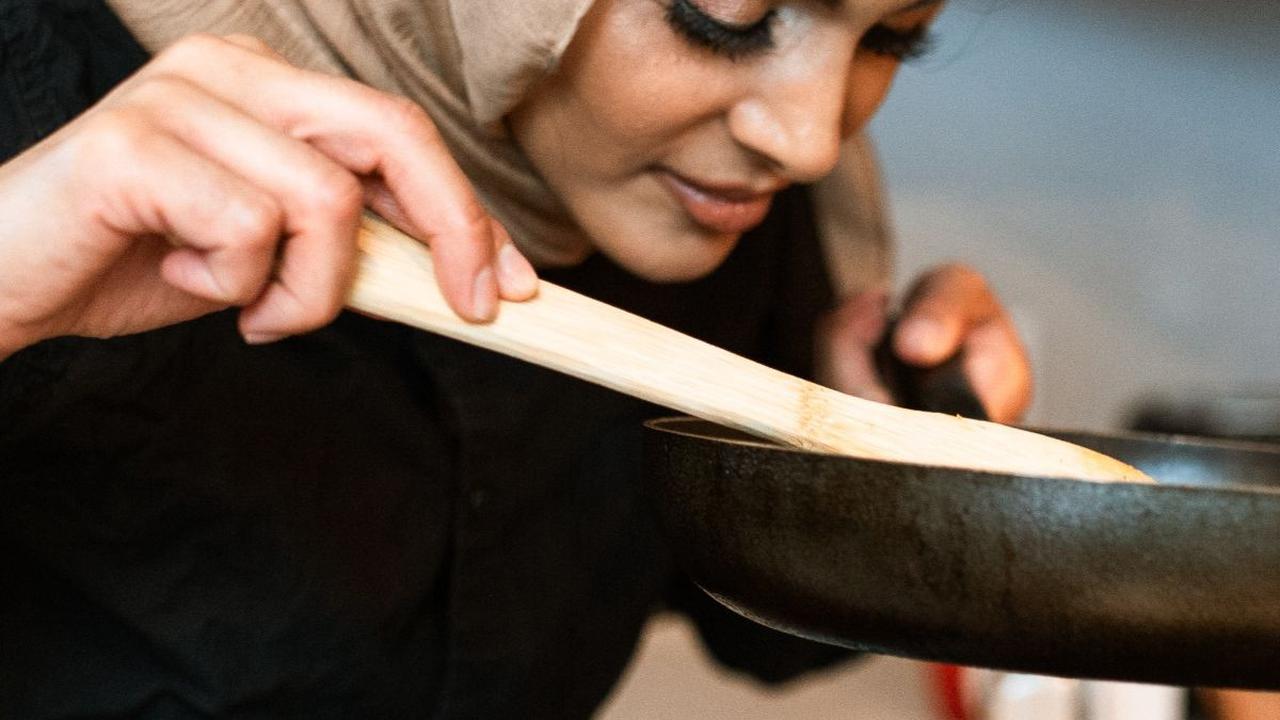 Salah satu yang menarik dari perayaan Idulfitri adalah makanan khas yang disiapkan untuk dibagikan kepada keluarga dan teman. Dari makanan pembuka yang menggiurkan hingga hidangan utama yang nikmat dan makanan penutup yang lezat, makanan khas Idulfitri ad