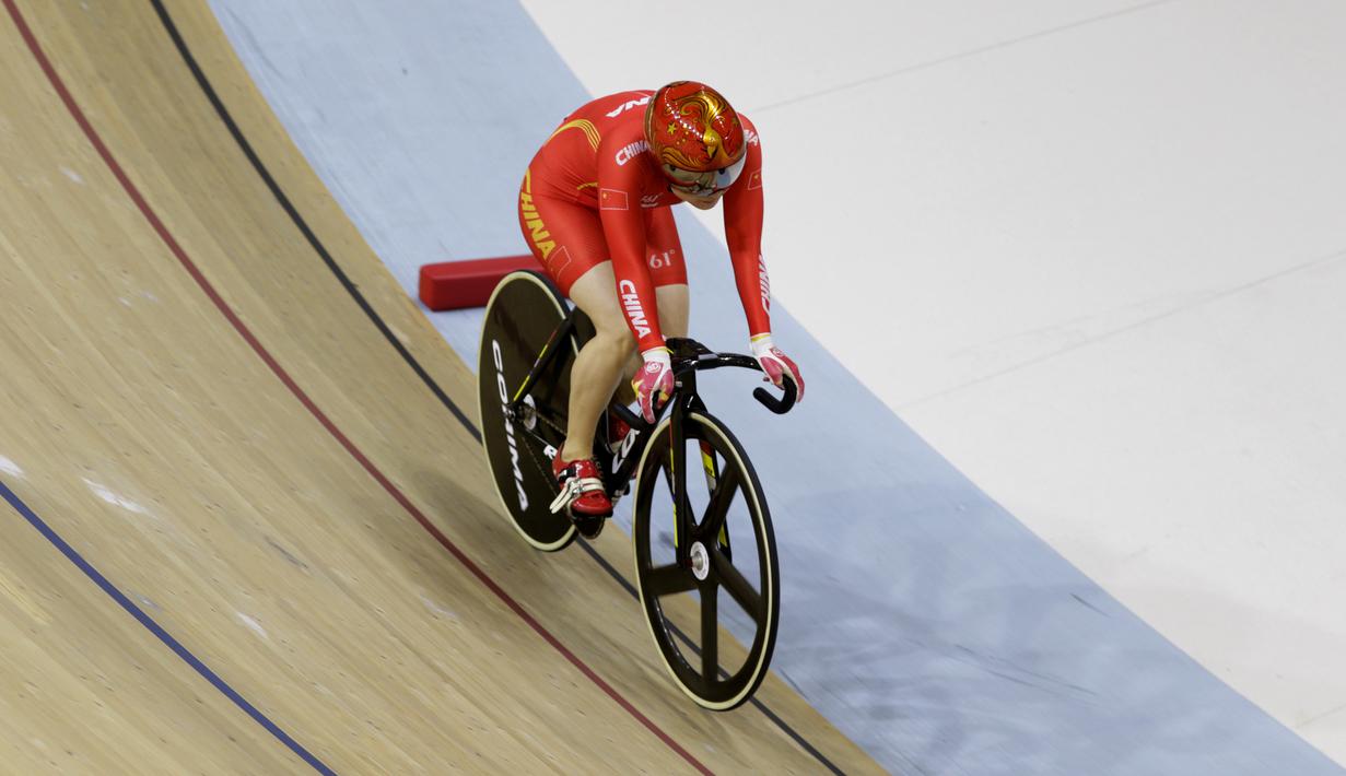 Pesepeda China, Lin J, memacu kecepatan pada nomor 500 meter Time Trial saat Asian Track Championship 2019 di Jakarta International Veledrome, Jakarta, Kamis (10/1). Lin berhasil meraih emas. (Bola.com/Yoppy Renato)