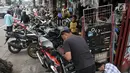 Montir memperbaiki motor di bengkel di Jalan Otista, Jakarta, Minggu (26/5/2019). Jelang Idul Fitri atau Lebaran, jumlah pelanggan bengkel motor di kawasan Otista meningkat, mulai dari menyervis mesin hingga membeli perlengkapan guna kesiapan mudik mendatang. (merdeka.com/Iqbal S. Nugroho)