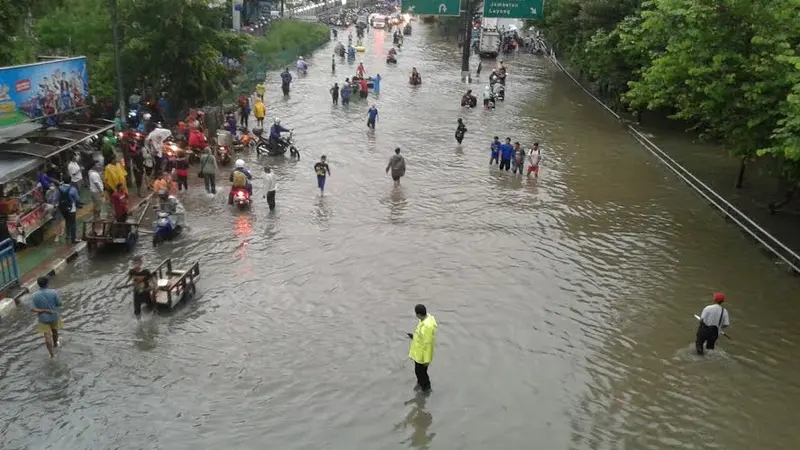 Banjir Datang, Beberapa Warga di Tanjung Duren Alih Profesi