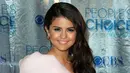 “Selena ingin datang ke Coachella dan dia meminta The Weeknd untuk menemaninya,” ucap sumber pada Hollywoodlife.  (AFP/Bintang.com)
