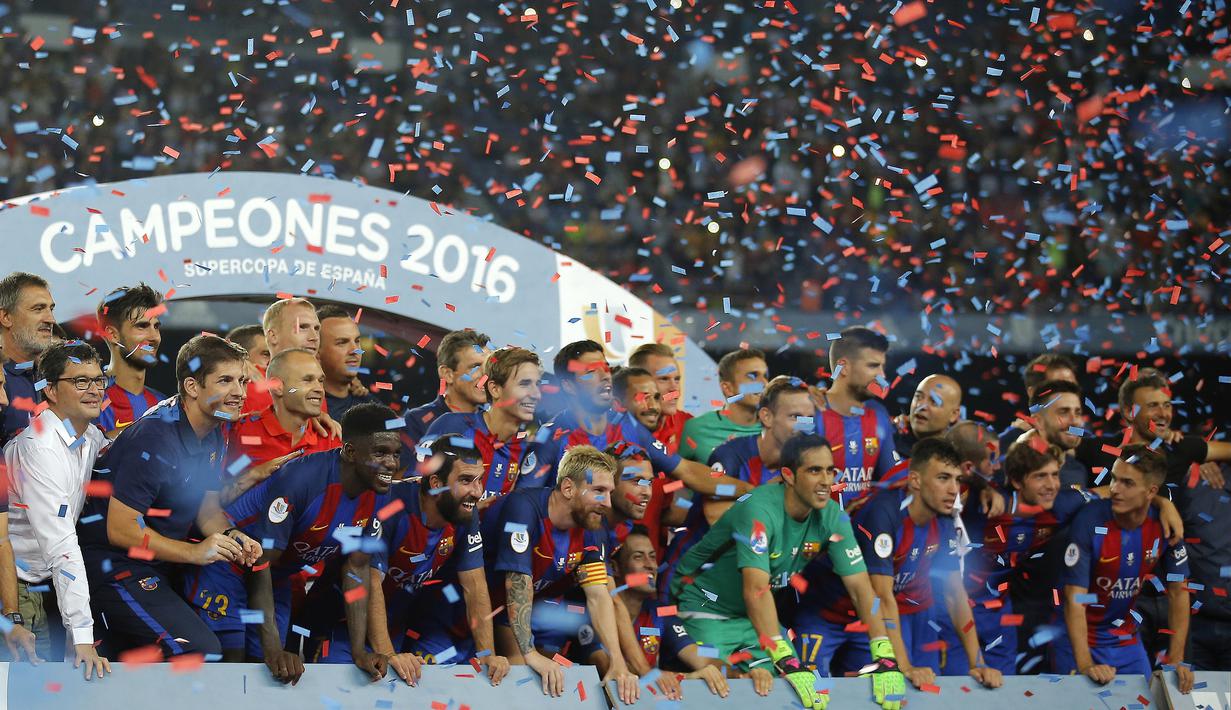 Pemain dan Official FC Barcelona  berfoto bersama saat merayakan kemenangan meraih trofi Super Cup Spanyol saat megalahkan Sevilla dengan Aggregat 5-0 di Stadion Camp Nou, Barcelona (18/8/2016). (AP/Manu Fernandez)