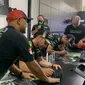 Pembalap Kawasaki, Jonathan Rea dan Alex Lowes, memberi tanda tangan kepada para penggemar dalam acara meet and greet yang dihelat di Kawasaki Office, Jakarta, pada Senin (7/11/2022). (Liputan6.com/Melinda Indrasari)