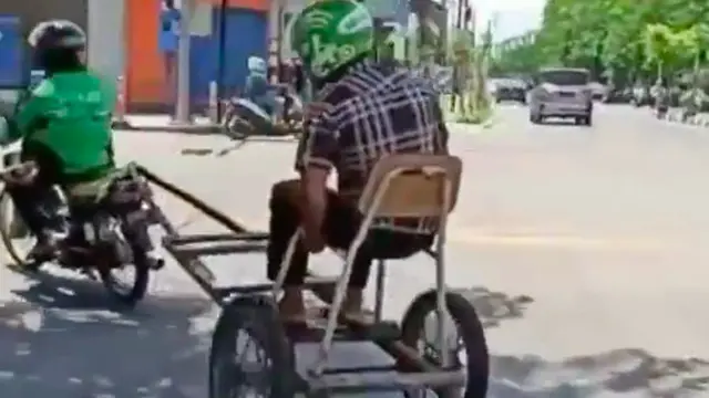 Viral Cara Unik Driver Ojol Terapkan Physical Distancing ke Penumpang