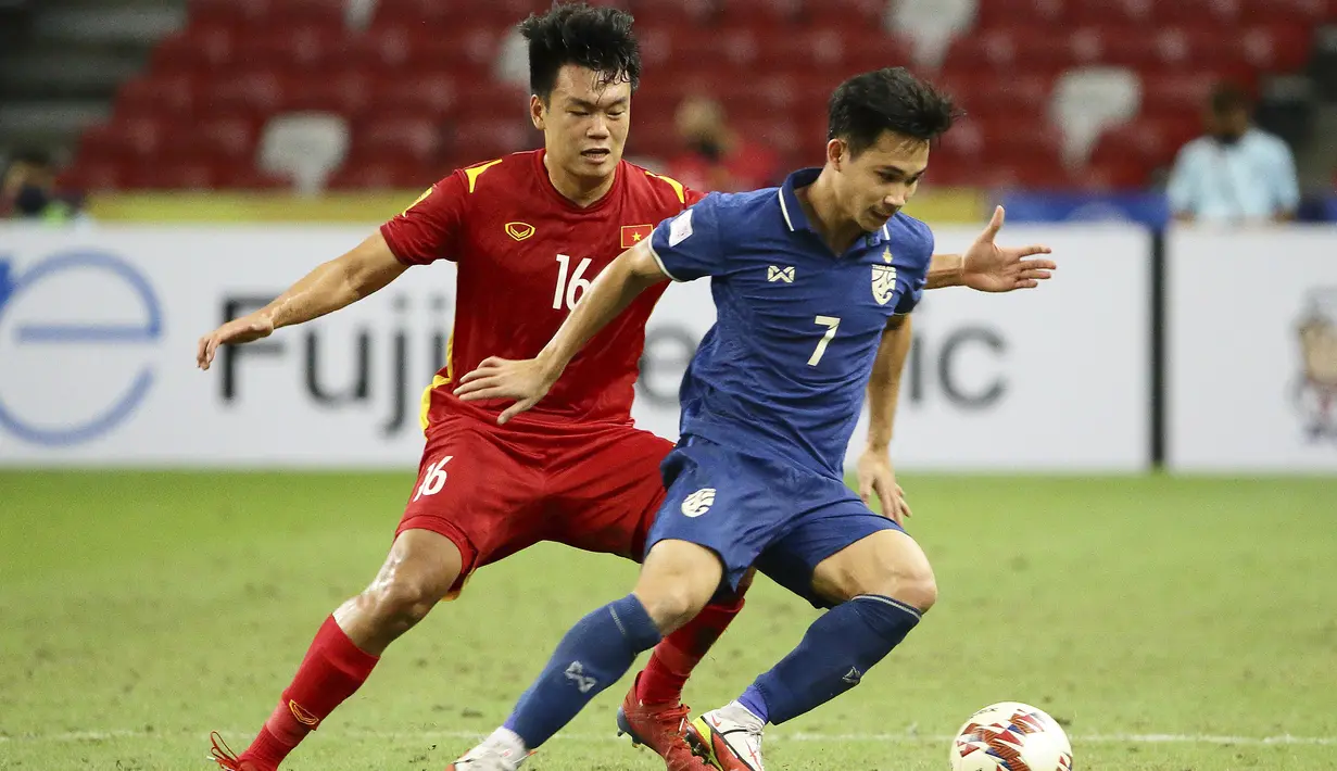 Supachok Sarachat. Gelandang serang berusia 23 tahun yang kini memperkuat Buriram United di Liga Thailand ini merupakan andalan di sektor sayap yang telah mencetak 2 gol di Piala AFF 2020. Bersama Timnas Thailand, ia telah mencetak 4 gol dari total 15 Caps. (AP/Suhaimi Abdullah)