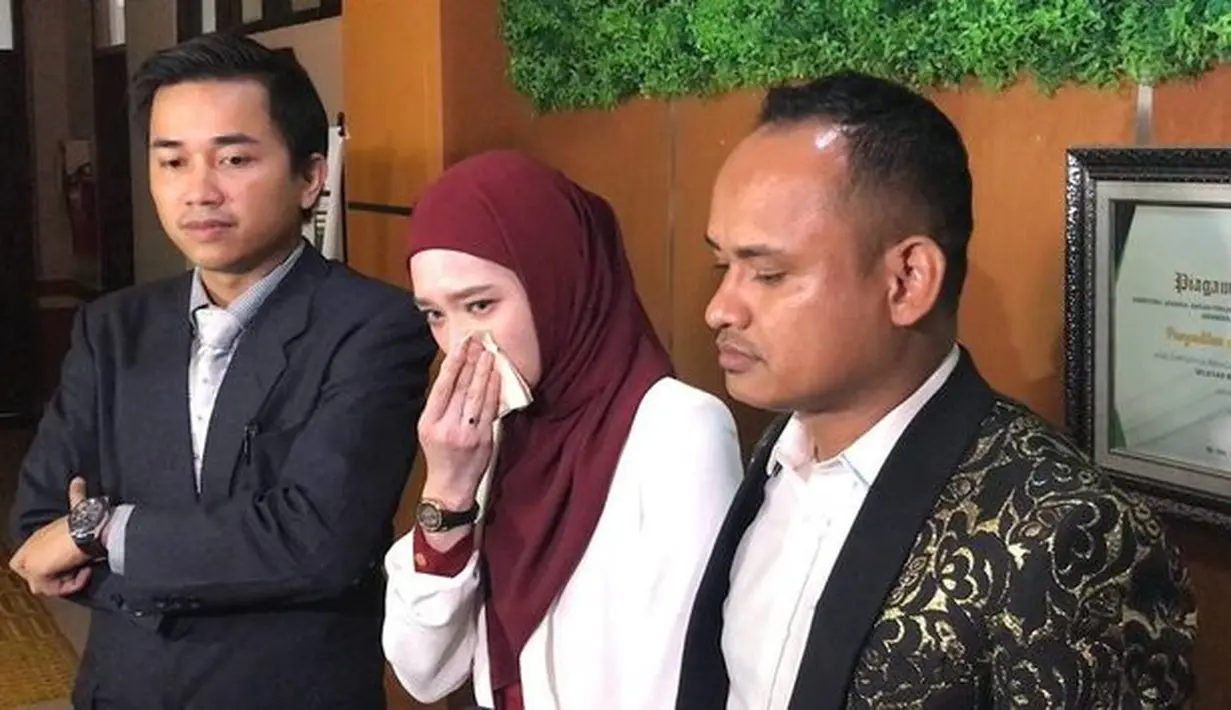 Sidang berlangsung tertutup di Pengadilan Agama Jakarta Barat. Rumah tangga yang dibangun pada 2014 silam itu akhirnya resmi berakhir. Perempuan tiga orang anak itu hadir didampingi kuasa hukumnya, Arjana Bagaskara dan Mulkan Let-let. [Foto: KapanLagi.com/Adi Abbas Nugroho]