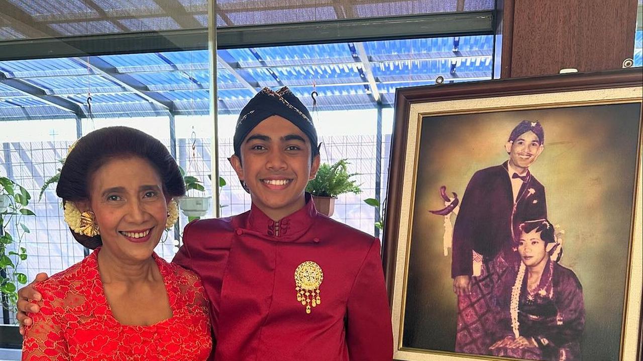 Susi Pudjiastuti Anggun Berkebaya Dipelukan Dua 'Pangeran' Tampan