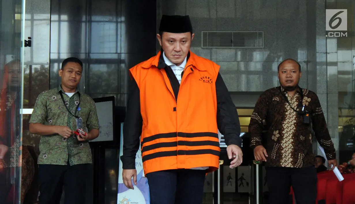 Tersangka Anggota DPRD Lampung Tengah Rusliyanto tertunduk usai menjalani pemeriksaan di KPK, Jakarta, Jumat (13/4). Rusliyanto diperiksa terkait suap persetujuan pinjaman daerah untuk APBD Kabupaten Lampung Tengah. (Merdeka.com/Dwi Narwoko)