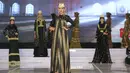 Model membawakan busana pada Palembang Fashion Week di Palembang, Sabtu (07/3/2020). Pagelaran busana yang ketujuh dengan menampilkan 20 desainer lokal untuk mendukung Dewan Kerajinan dan Kesenian Daerah (Dekranasda) Ogan Komering Ulu Selatan. (Liputan6.com/Fery Pradolo)