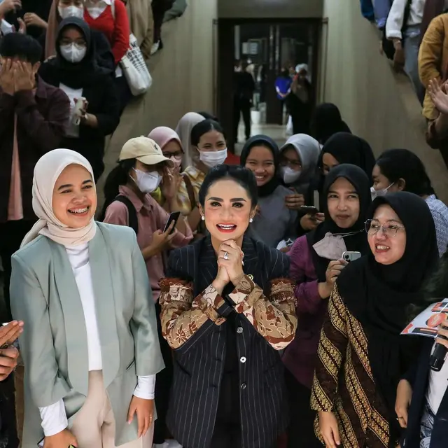 6 Potret Krisdayanti Jadi Dosen Tamu di UB, Bikin Mahasiswa Jadi Semangat