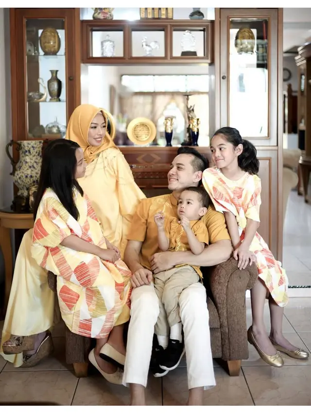 Tahun Bersama, Ini 6 Momen Rionaldo Stokhorst dan Istri yang Selalu Harmonis