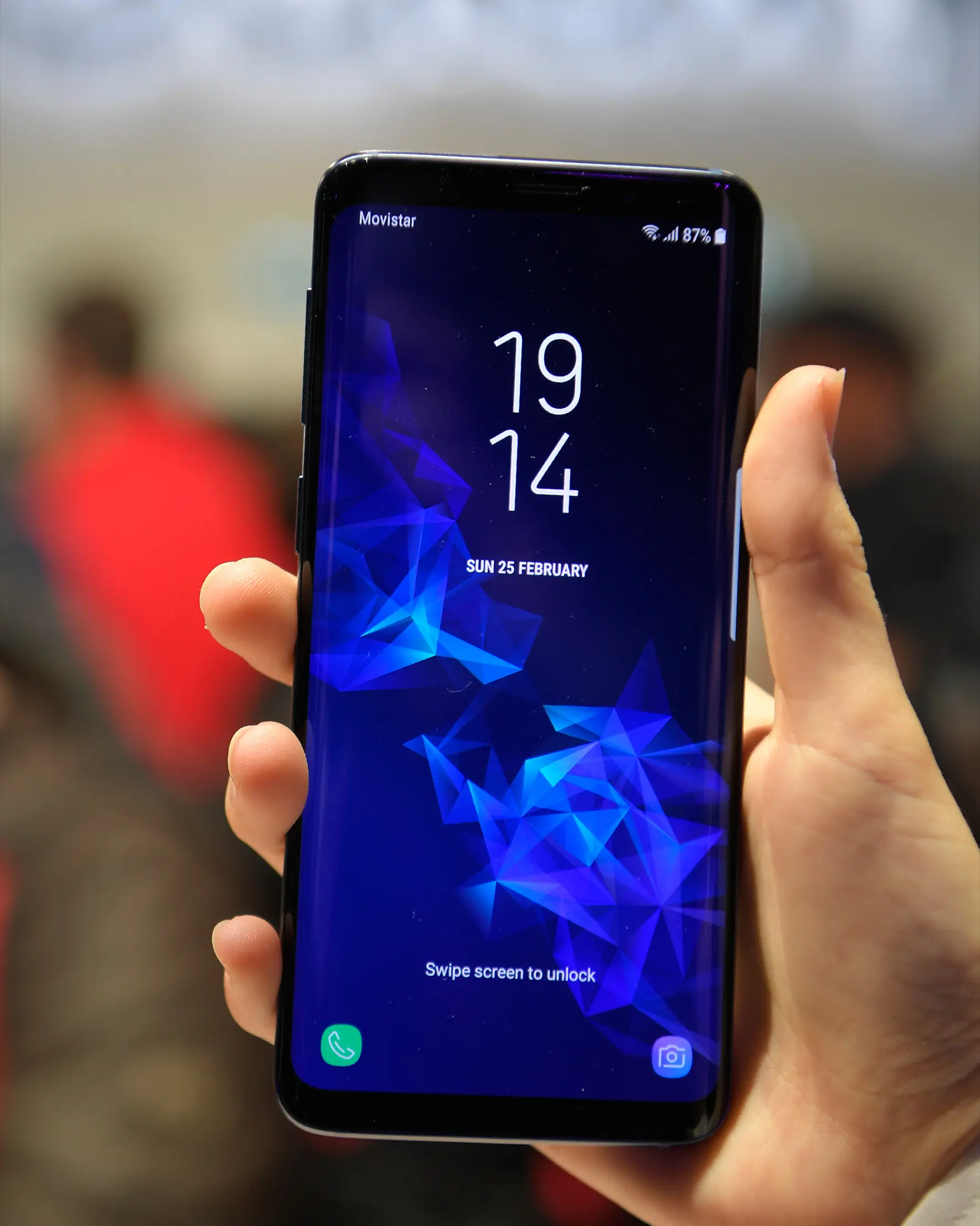 Tampilan dari ponsel Samsung Galaxy S9 yang dipamerkan dalam acara Samsung Galaxy S9 Unpacked di Barcelona, Spanyol (25/2). Galaxy S9 memiliki kamera utama dengan kualitas 12 megapiksel. (AFP Photo/Lluis Gene)