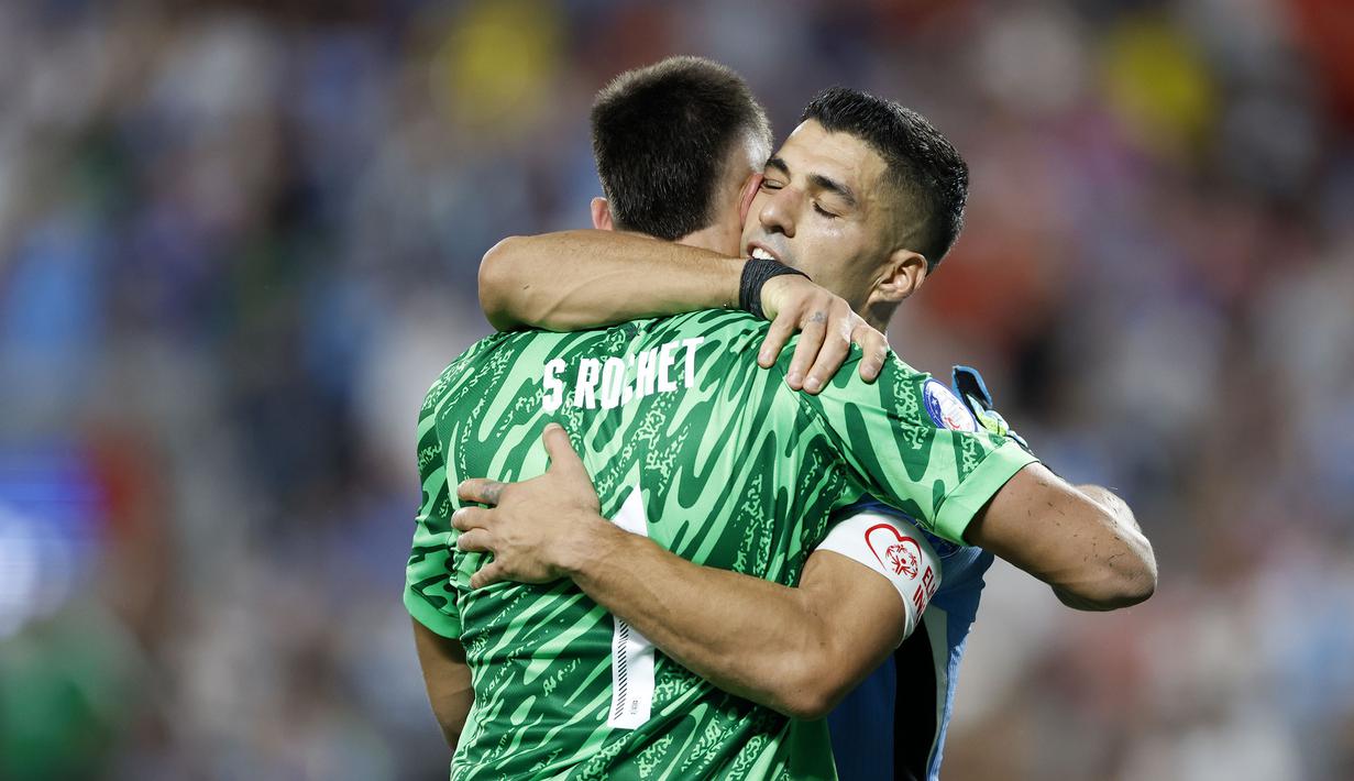Pemain Uruguay, Luis Suarez (kiri) merayakan kemenangan bersama kiper Sergio Rochet setelah mengalahkan Kanada pada laga perebutan peringkat ketiga Copa America 2024 di Bank of America Stadium, Charlotte, North Carolina, Minggu (14/07/2024). (AP Photo/Nell Redmond)
