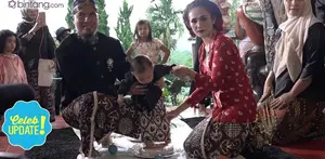 Ahmad Dhani menggelar prosesi tedak siten untuk anak bungsunya, Ahmad Syailendra Airlangga.