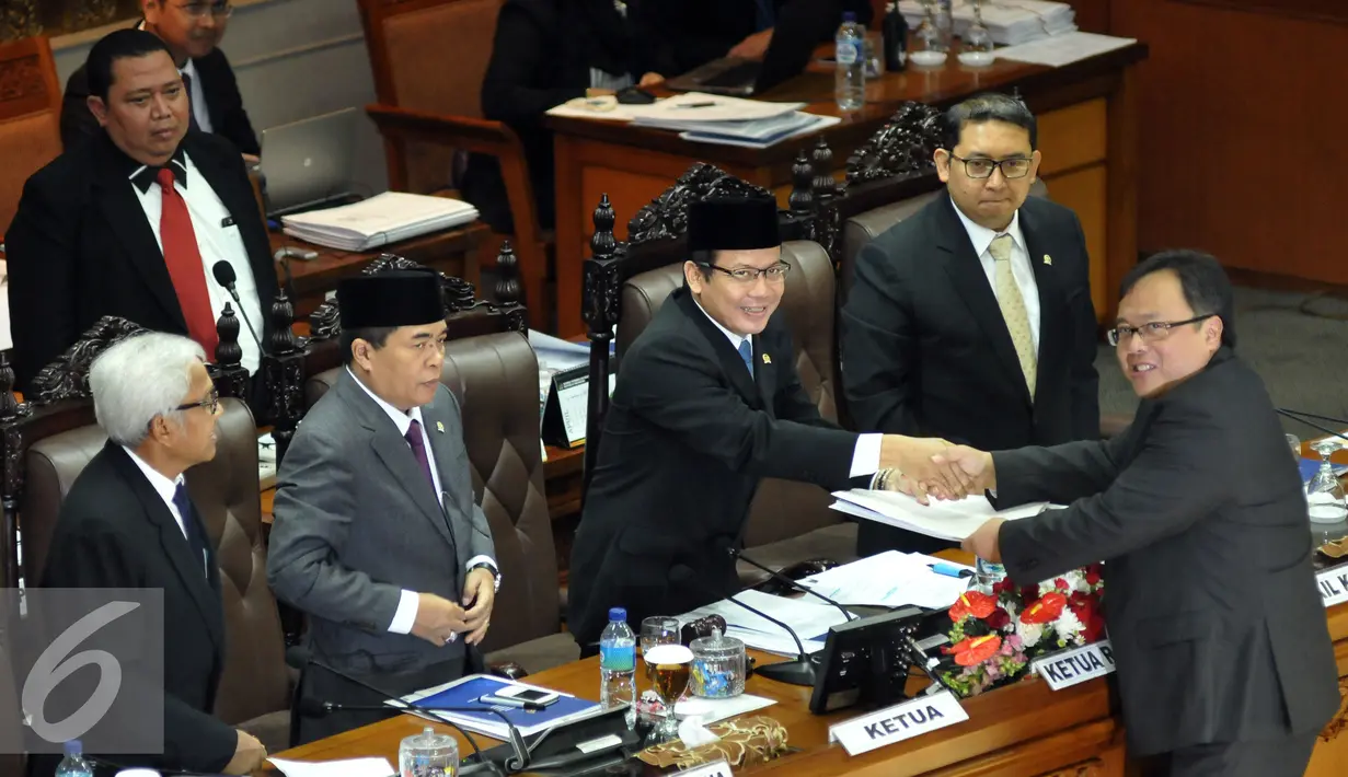 Menteri Keuangan Bambang Brodonegoro menyerahkan hasil Rencana Kerja Pemerintah 2017 keada Ketua Sidang Taufik Kurniawan disaksikan Ketua DPR Ade Komarudin (kedua kanan), Jakarta, Kamis (2/6/2016). (Liputan6.com/Johan Tallo)