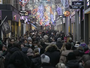 Kerumunan orang memadati jalan pada Sabtu terakhir sebelum Natal di Amsterdam, Sabtu (18/12/2021). Pemerintah Belanda akan melakukan penguncian ketat atau lockdown selama periode Natal dan Tahun Baru untuk mencoba menahan varian covid-19 Omicron yang sangat menular. (AP Photo/Peter Dejong)