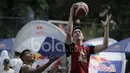 Rony Gunawan (kanan) eks pebasket tim nasional Indonesia tampil di turnamen basket Red Bull Reign 3x3 di Lapangan Pati Unus, Jakarta. (Bola.com/Peksi Cahyo)
