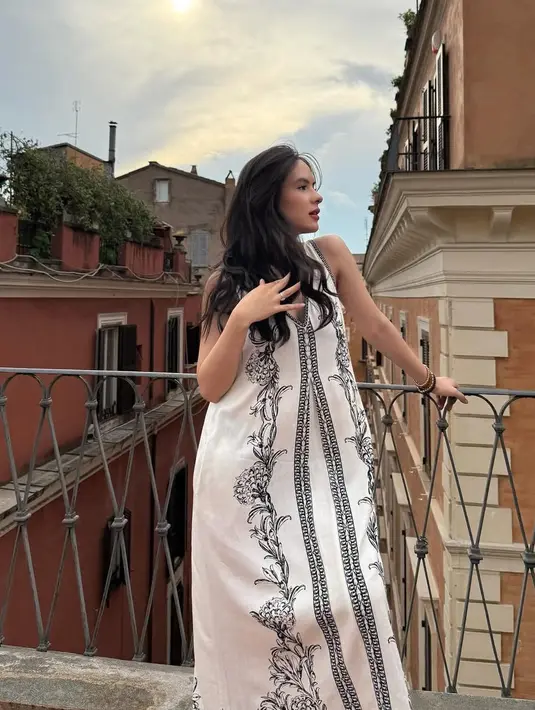 <p>Ia juga tampil dengan long dress putih sleeveless dengan motif floral hitam. Rambut panjang terurai wavy. [@steffizamoraaa]</p>