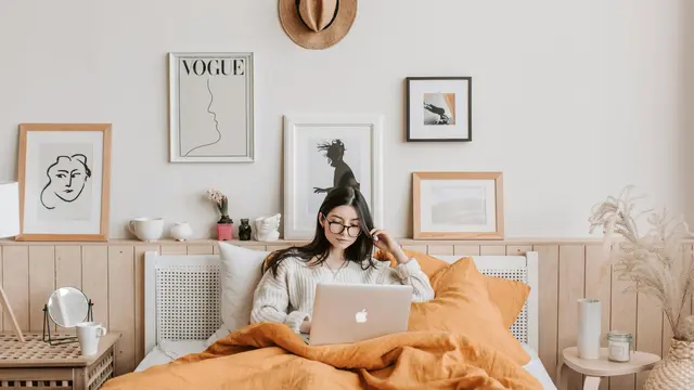 Terlalu Lama Menatap Layar Gadget? Ini 5 Tips Sederhana untuk Menjaga Kesehatan Mata