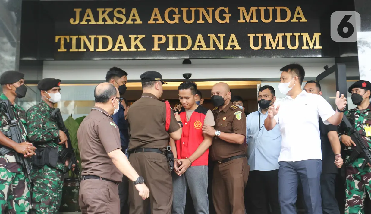 Salah satu ersangka kasus pembunuhan berencana Brigadir J, Richard Eliezer ditunjukkan petugas saat proses pelimpahan berkas perkara tahap dua kasus di Gedung Kejaksaan Agung, Jakarta, Rabu (5/10/2022). Penyidik Bareskrim Polri menyerahkan 11 tersangka dan barang bukti kepada Kejaksaan Agung dalam pelimpahan tahap dua terkait kasus pembunuhan berencana Brigadir J dan obstruction of justice yang salah satunya menjerat mantan Kadiv Propam Ferdy Sambo. (Liputan6.com/Herman Zakharia)