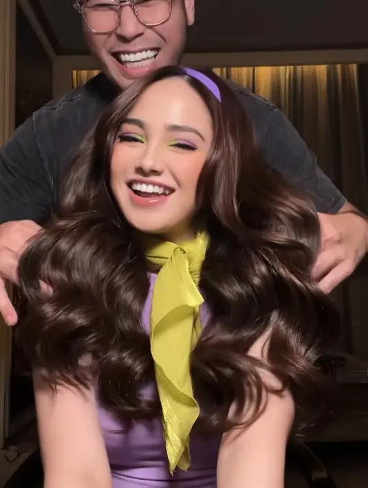 Tanpa makeup effect berlebihan, wajah Syifa Hadju dipulas dengan eyeshadow neon dan ungu. Dipadukan dengan kompleksi yang flawless dean lipstik cokelat nude [@hairbyranggayusuf]