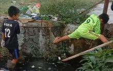 Terinspirasi Pandawara Group, Sekelompok Bocah Ini Kompak Bersihkan Sampah di Selokan Tepi Jalan, Aksinya Banjir Pujian