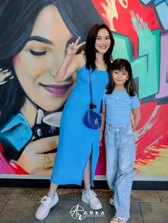 Enggak harus model yang sama, busana warna senada juga bikin tampilan kece. @ayutingting92.