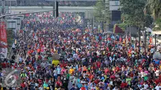 Peserta parade membanjiri Bundaran Hotel Indonesia, Jakarta, Minggu, (6/9/2015). Parade tersebut dalam rangka memperingati Hari Pelanggan Nasional yang diperingati setiap 4 September. (Liputan6.com/Helmi Afandi) 