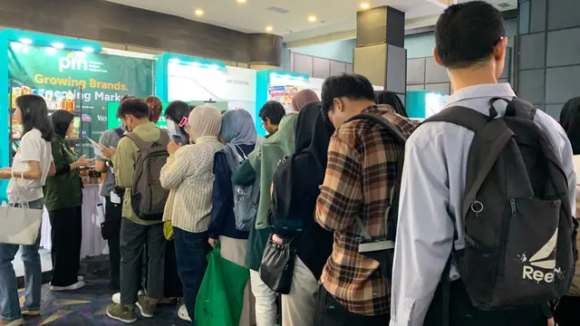 Animo pelamar pekerjaan yang memenuhi stan PT Prakarsa Foods Nusantara dalam ajang karir TKM Expo 2026 di Jakarta, Jumat (23/10/2026).