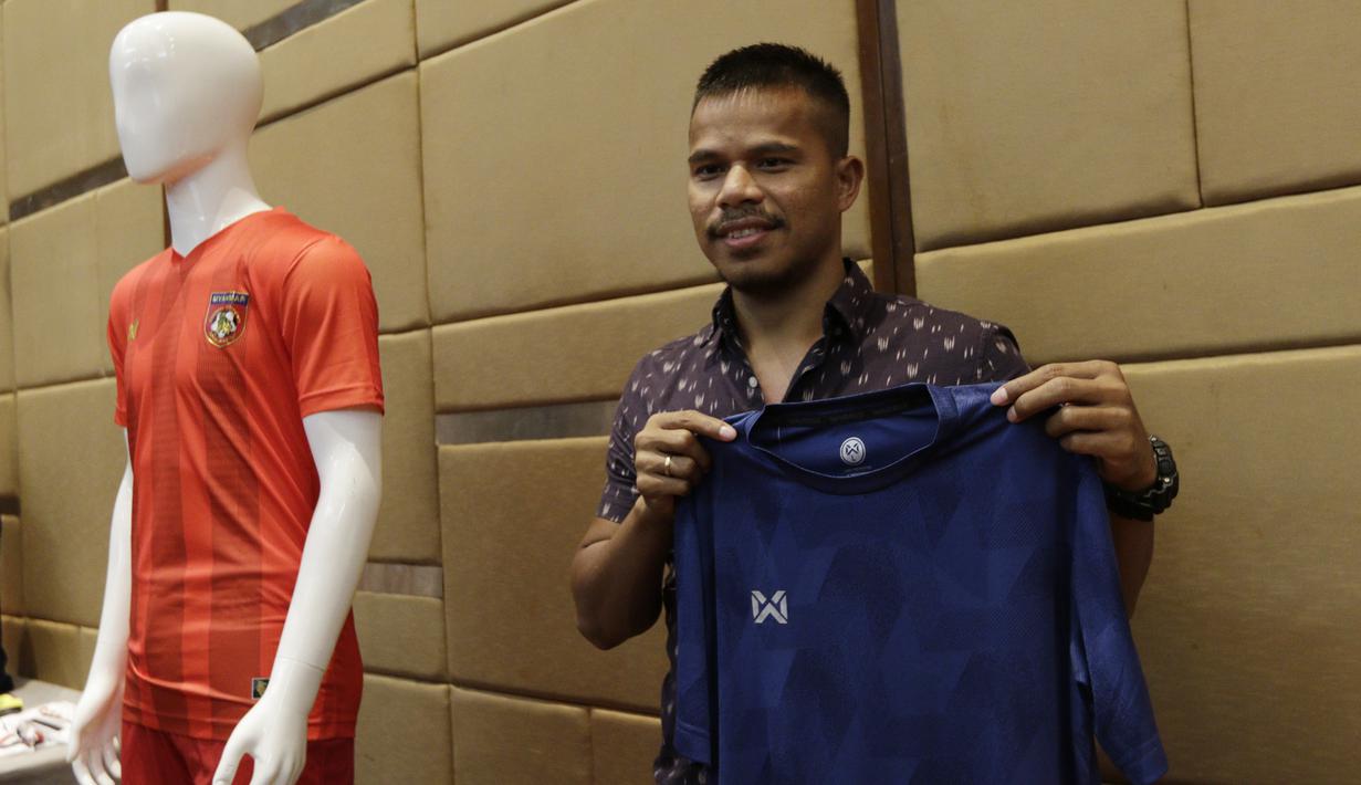 Pemain Tira Persikabo, Manahati Lestusen, menunjukan jersey saat peluncuran Warrix Indonesia di Hotel Santika, Jakarta, Kamis, (6/2/2020). Apparel asal Thailand ini resmi masuk pasar Indonesia. (Bola.com/M Iqbal Ichsan)