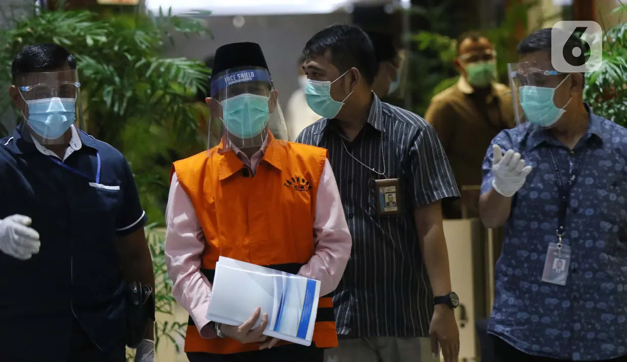 Mantan Anggota BPK, Rizal Djalil (kedua kiri) usai rilis di Gedung KPK, Jakarta, Kamis (3/12/2020). Rizal merupakan tersangka penerima suap proyek air minum di PUPR. Ia diduga menerima Sin$ 100 ribu dari Komisaris Utama PT Minarta Dutahutama, Leonardo J Prasetyo. (Liputan6.com/Helmi Fithriansyah)