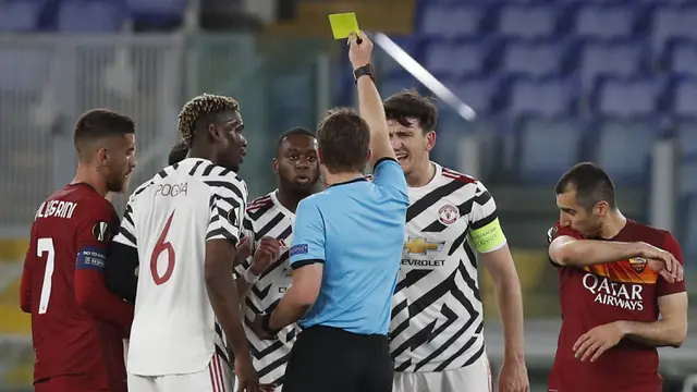 FOTO: Cavani dan De Gea Cemerlang, Roma Cuma Menang 3-2, Manchester United Lolos ke Final Liga Europa - Aaron Wan Bissaka; wasit Felix Brych