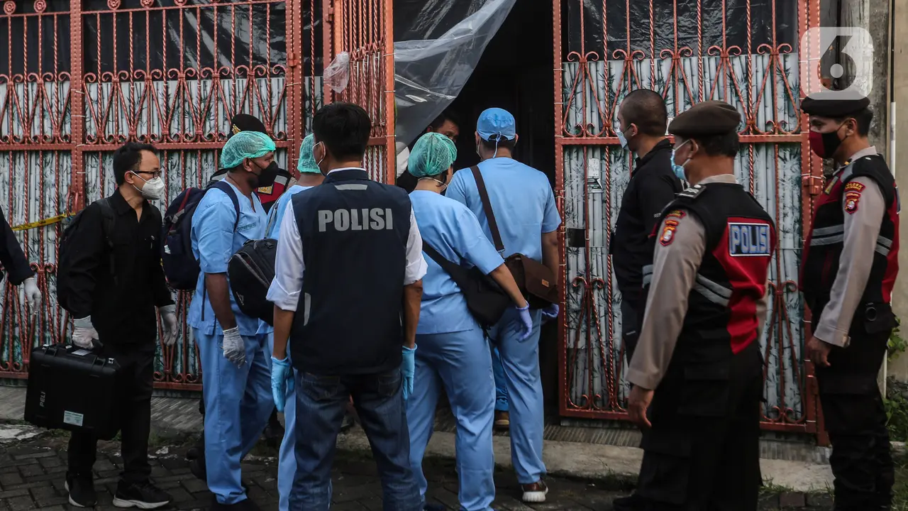 Polisi Olah TKP Kasus Satu Keluarga Meninggal di Kalideres