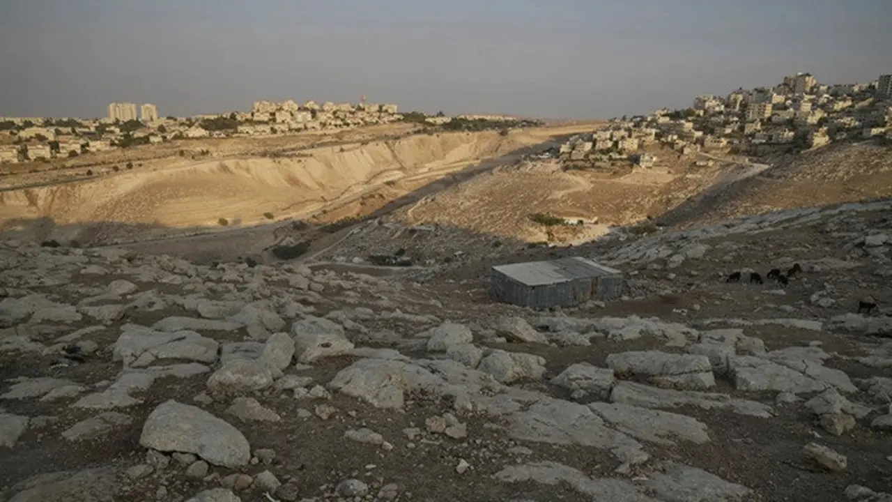 Pemandangan umum kawasan E1, sebidang lahan terbuka di sebelah timur Yerusalem. Area ini membentang di antara permukiman Israel Maale Adumim (kiri) dan kota Eizariya di Tepi Barat yang diduduki (kanan), Kamis, (14/8/2025).