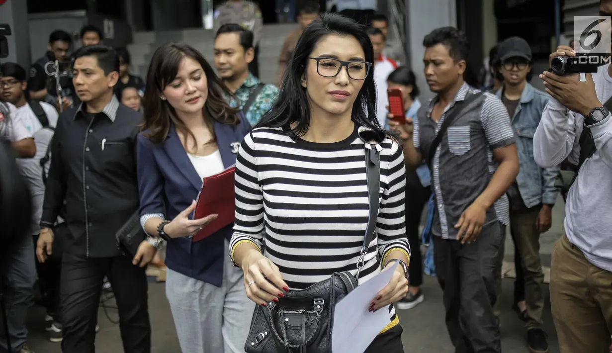 Artis peran Tyas Mirasih usai membuat laporan di Polda Metro Jaya, Jakarta, Rabu (21/3). Sebelumnya, Tyas dituduh menculik anak perempuan berusia lima tahun berinisial ACB. (Liputan6.com/Faizal Fanani)