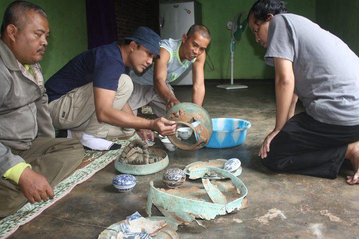 Arkeolog Tri Subekso dan Eko Warno meneliti mangkok keramik yang ditemukan. (foto : Liputan6.com/heri cs/edhie prayitno ige)