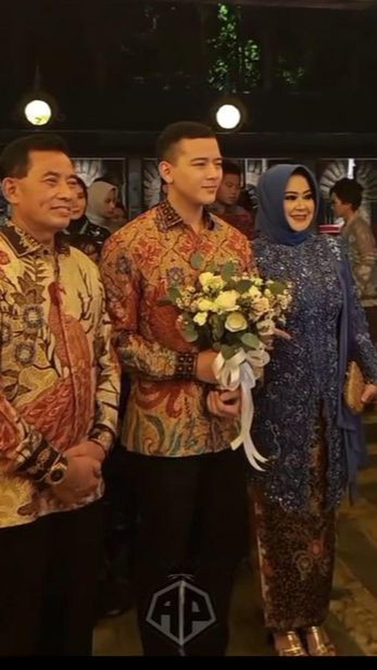 Acara lamaran dihadiri keluarga besar kedua belah pihak.&nbsp;