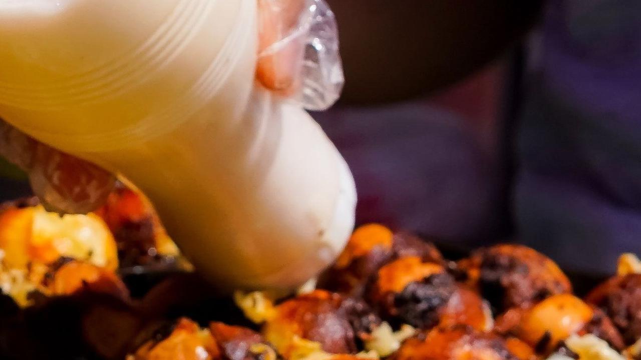 Siapa tak kenal takoyaki? Makanan khas Jepang yang satu ini populer di seluruh dunia. Takoyaki adalah bola-bola adonan bulat yang berisi potongan gurita dan bahan-bahan lainnya yang lezat. Berakar dari Osaka, takoyaki telah menjadi hidangan favorit di ber