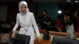 Aktris yang merupakan anggota DPR F-PKB Arzetti Bilbina bersiap menjalani sidang kode etik di Mahkamah Kehormatan Dewan, Jakarta, Selasa (24/11). Sidang ini terkait kasus penggerebekannya dengan Dandim Sidoarjo di hotel Malang. (Liputan6.com/Johan Tallo)