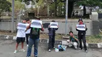 Anggota Slemania saat melakukan aksi donasi masker di area Stadion Maguwoharjo, Sleman, Selasa (27/10/2026) sore WIB. (Bola.com/Ana Dewi)