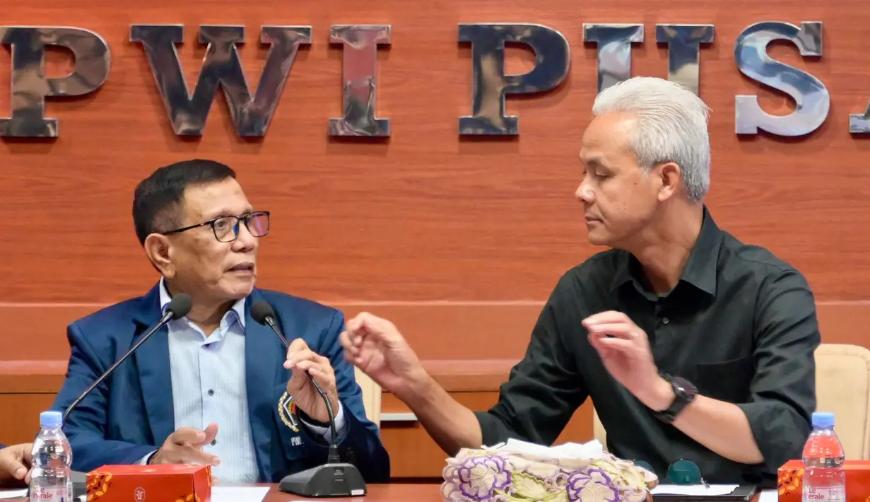 Acara tersebut juga dihadiri Ketua PWI Hendry Bangun dan Ketua Dewan Pers Ninik Rahayu (kanan). (BAY ISMOYO/AFP)